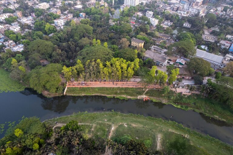 منظر جوي للموقع على طول نهر Nabaganga في مدينة Jhenaidah